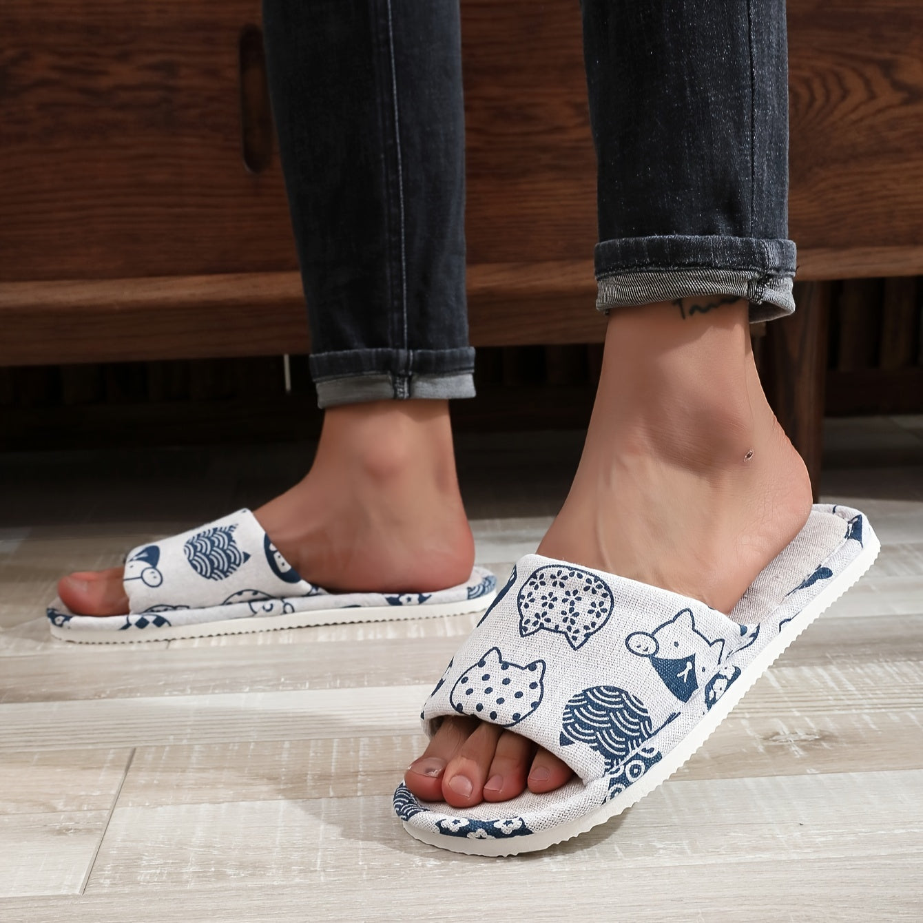 Casual Cartoon Cat Print Linen Slippers Unisex All-Season Indoor Slip-On Home Shoes with Anti-Slip EVA Sole and Comfort Fabric Inner